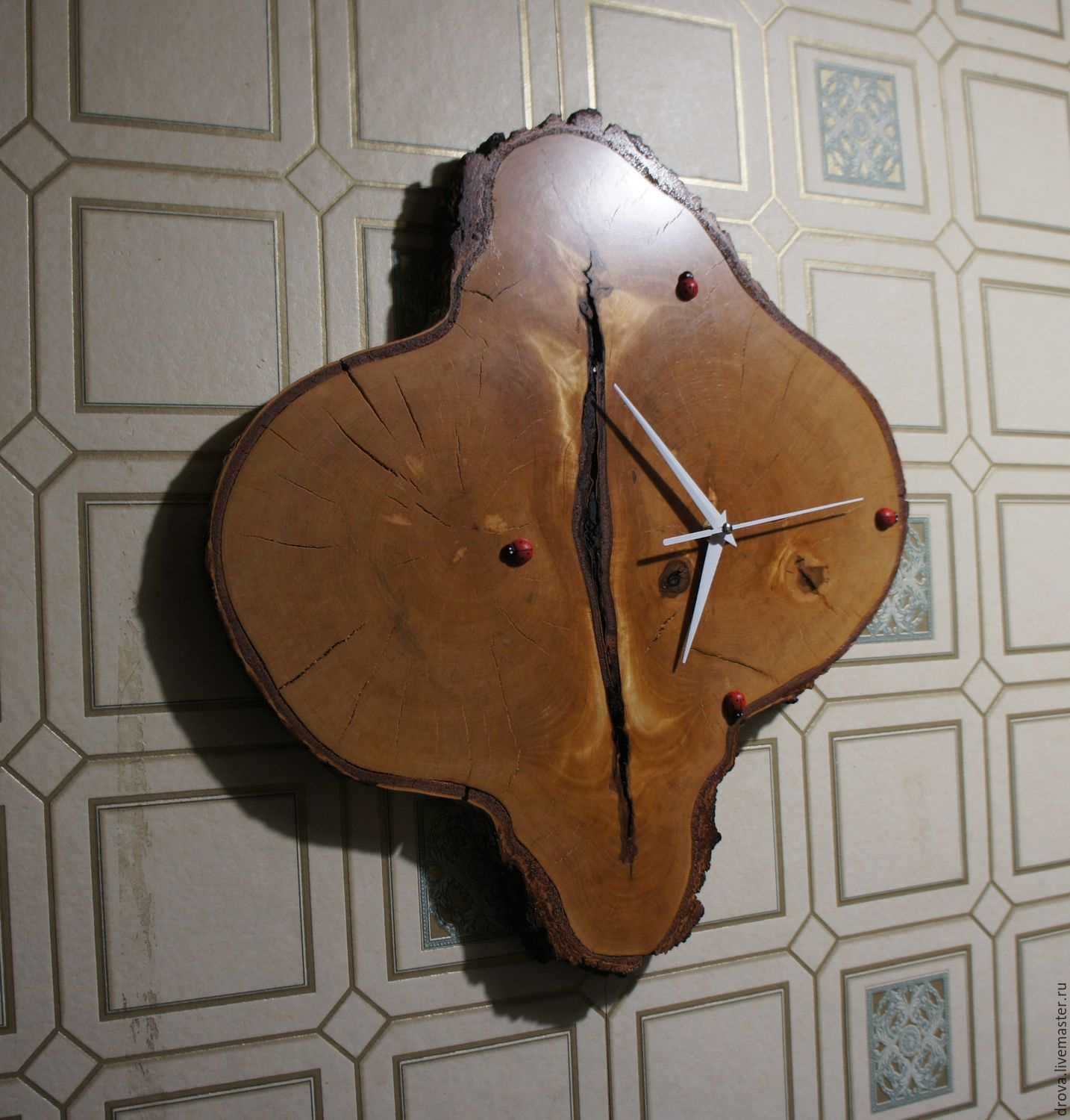 design originale del soggiorno con tagli in legno