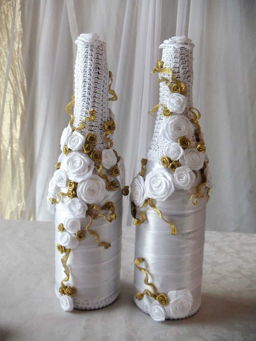 décoration chic de bouteilles en verre avec des rubans colorés