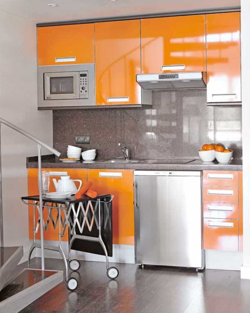 une combinaison d'orange clair à l'intérieur de la chambre avec d'autres couleurs