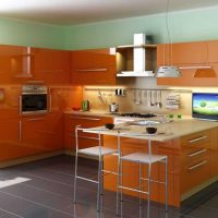 une combinaison d'orange clair à l'intérieur de la cuisine avec d'autres couleurs