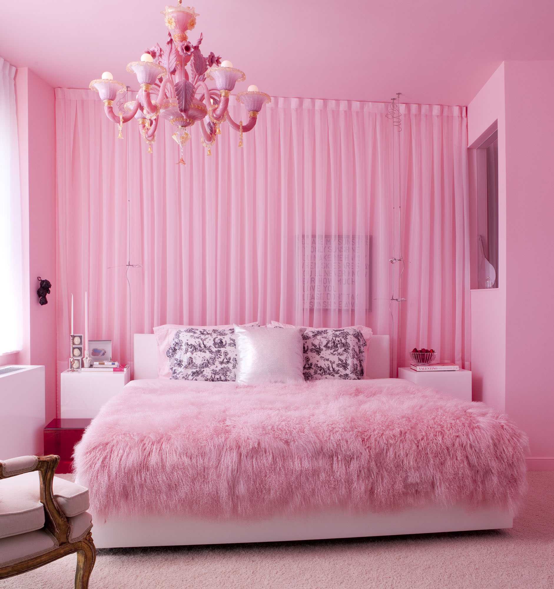 une combinaison de rose vif dans le décor de l'appartement avec d'autres couleurs
