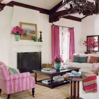 une combinaison de rose vif dans la conception du salon avec d'autres couleurs de la photo