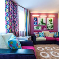 combinazione di colori vivaci nel design della foto del soggiorno