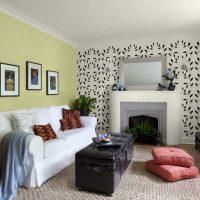 une combinaison de papier peint léger dans le décor de la salle de séjour