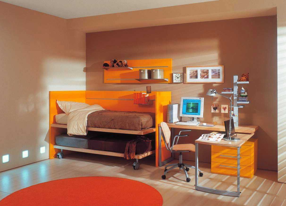 une combinaison d'orange vif dans le style du salon avec d'autres couleurs