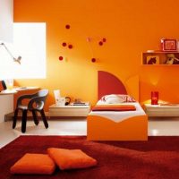 a sötét narancs kombinációja a nappali dekorációjában más színű képpel