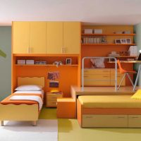 une combinaison d'orange vif dans la conception de la cuisine avec d'autres couleurs de la photo
