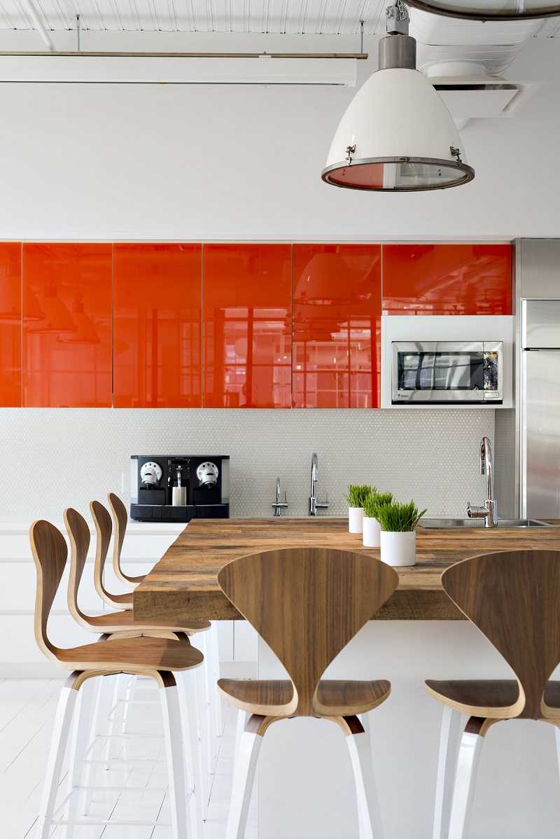 une combinaison d'orange foncé dans la conception de la cuisine avec d'autres couleurs