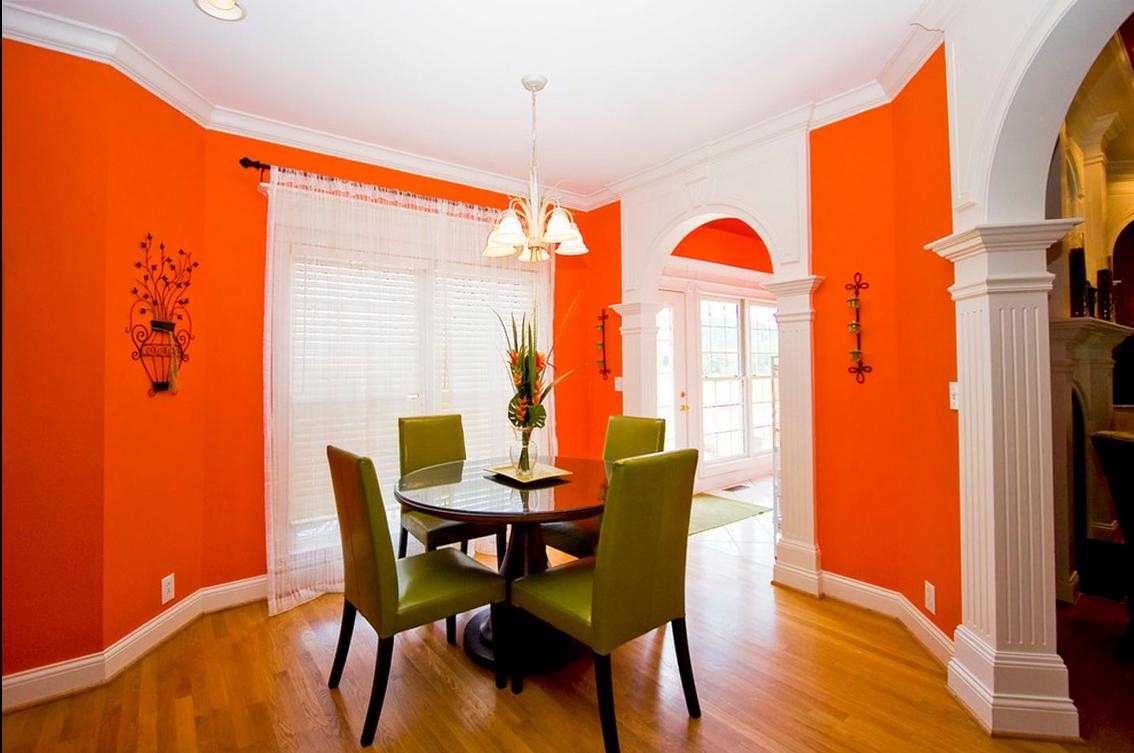 une combinaison d'orange vif à l'intérieur de la chambre avec d'autres couleurs