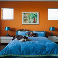 une combinaison d'orange clair dans le décor de la chambre à coucher avec d'autres couleurs de la photo
