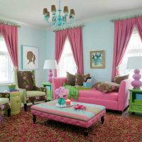 une combinaison de rose clair dans le décor du salon avec d'autres couleurs