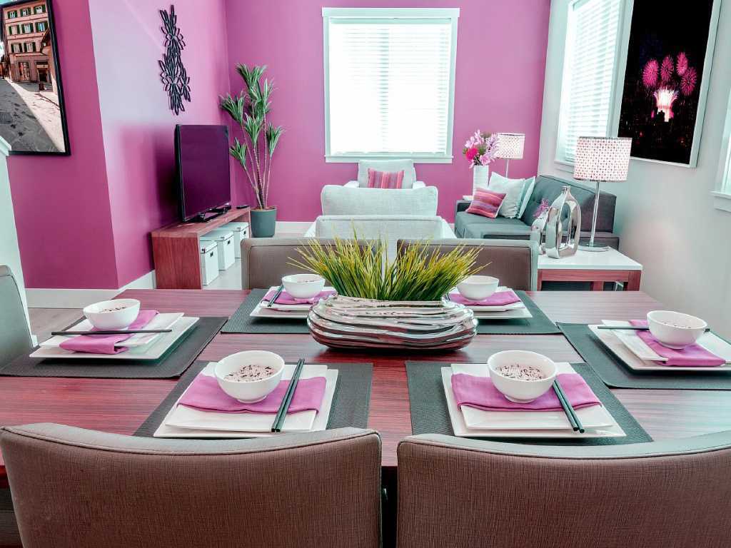 une combinaison de rose vif à l'intérieur de la chambre avec d'autres couleurs