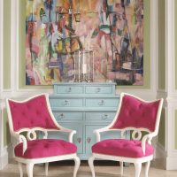 une combinaison de rose foncé dans le style du salon avec d'autres couleurs photo
