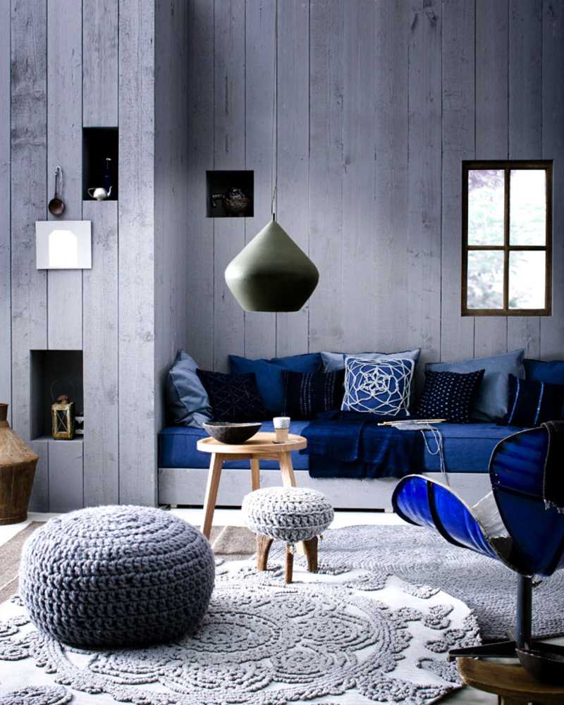 una combinazione di grigio brillante nel design del soggiorno