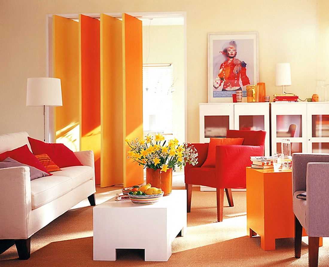 világos narancssárga kombinációja a nappali kialakításában más színekkel