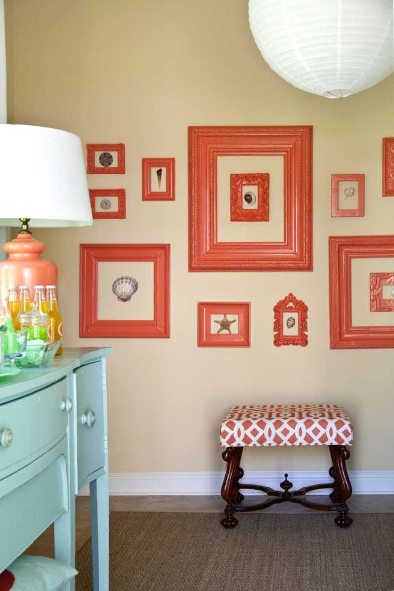 une combinaison d'orange foncé dans un décor de chambre avec d'autres couleurs
