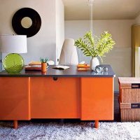 combinaison d'orange vif dans la conception de la chambre à coucher avec une image en autres couleurs