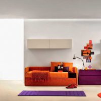 une combinaison d'orange clair à l'intérieur de l'appartement avec d'autres couleurs