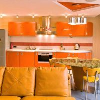 une combinaison d'orange foncé dans le style de la cuisine avec d'autres couleurs de la photo