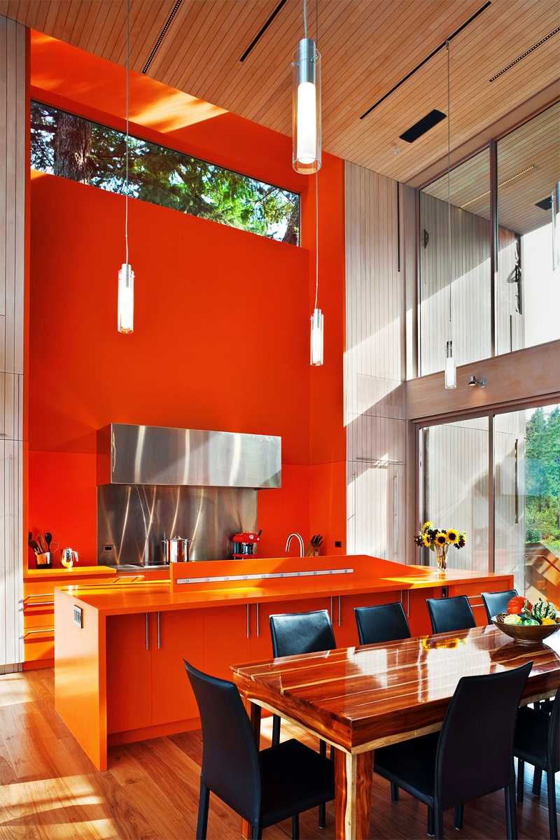 une combinaison d'orange clair à l'intérieur de la maison avec d'autres couleurs