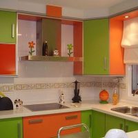 élénk narancs kombinációja a konyha kialakításában más színű képpel