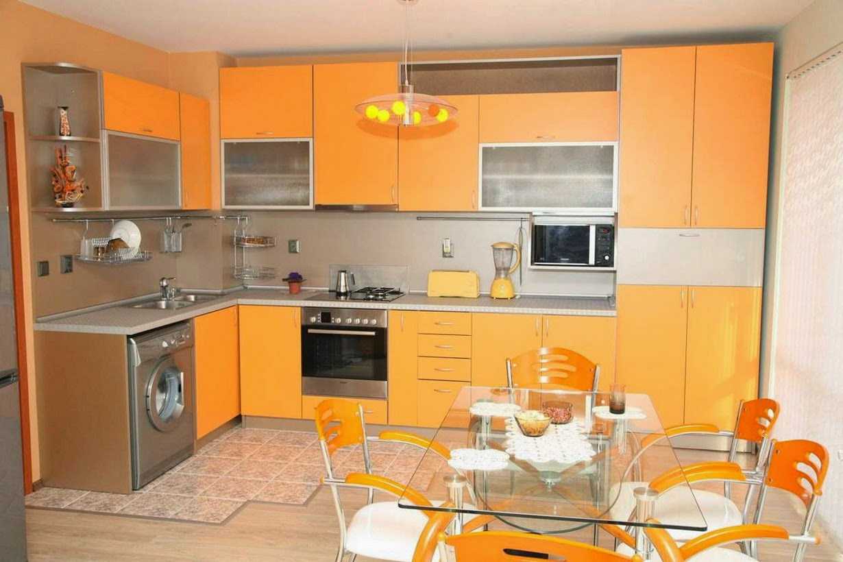 une combinaison d'orange foncé dans la conception du salon avec d'autres couleurs