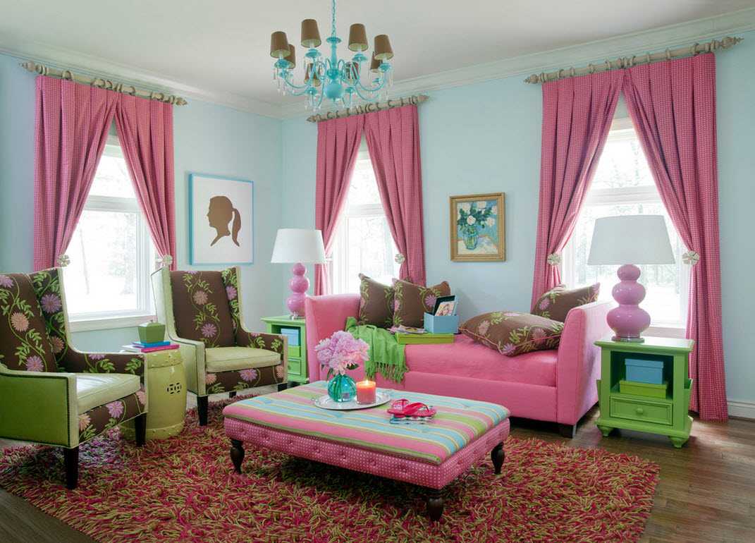 une combinaison de rose foncé dans le style de la maison avec d'autres couleurs