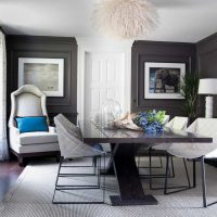 una combinazione di grigio brillante nello stile della foto del soggiorno