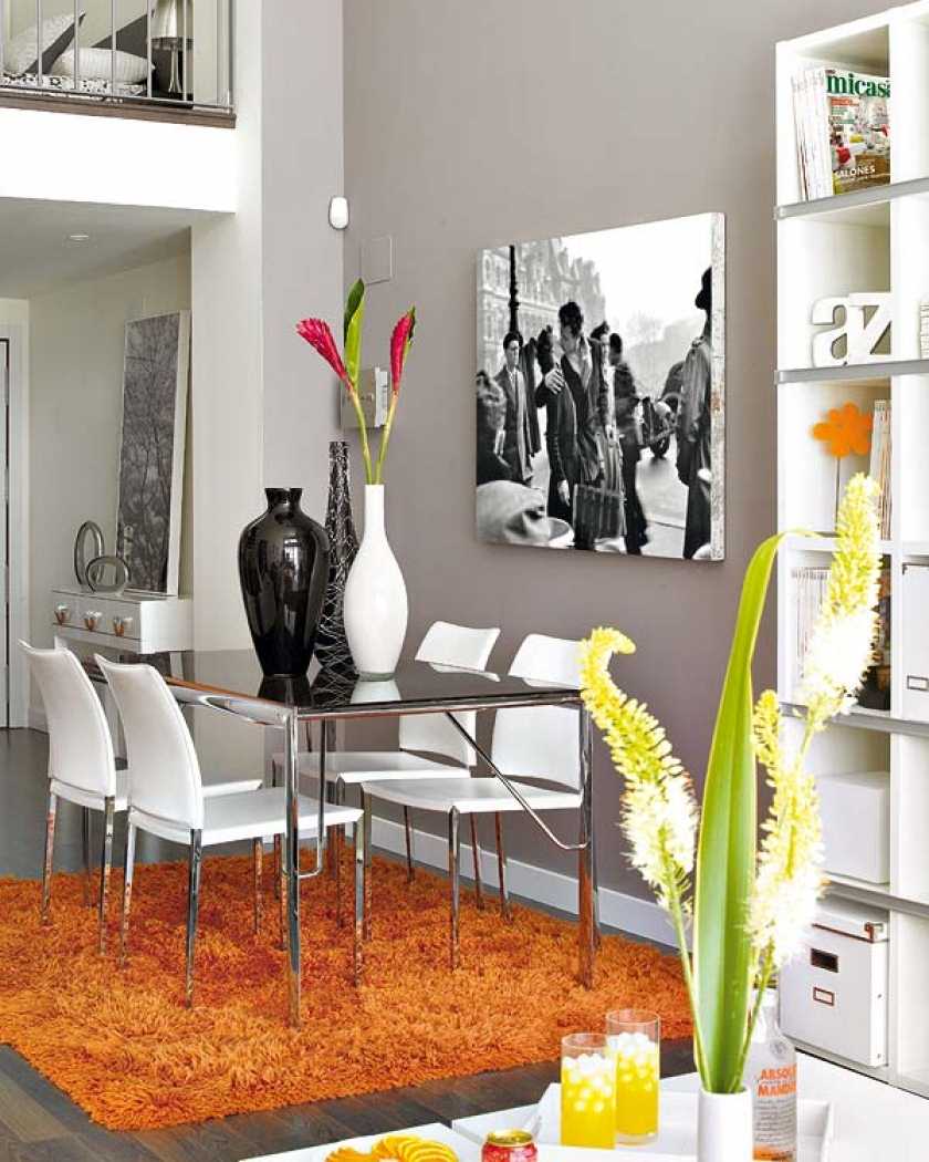une combinaison de gris foncé dans le décor de l'appartement avec d'autres couleurs
