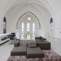 intérieur inhabituel de la chambre à coucher dans le style gothique photo