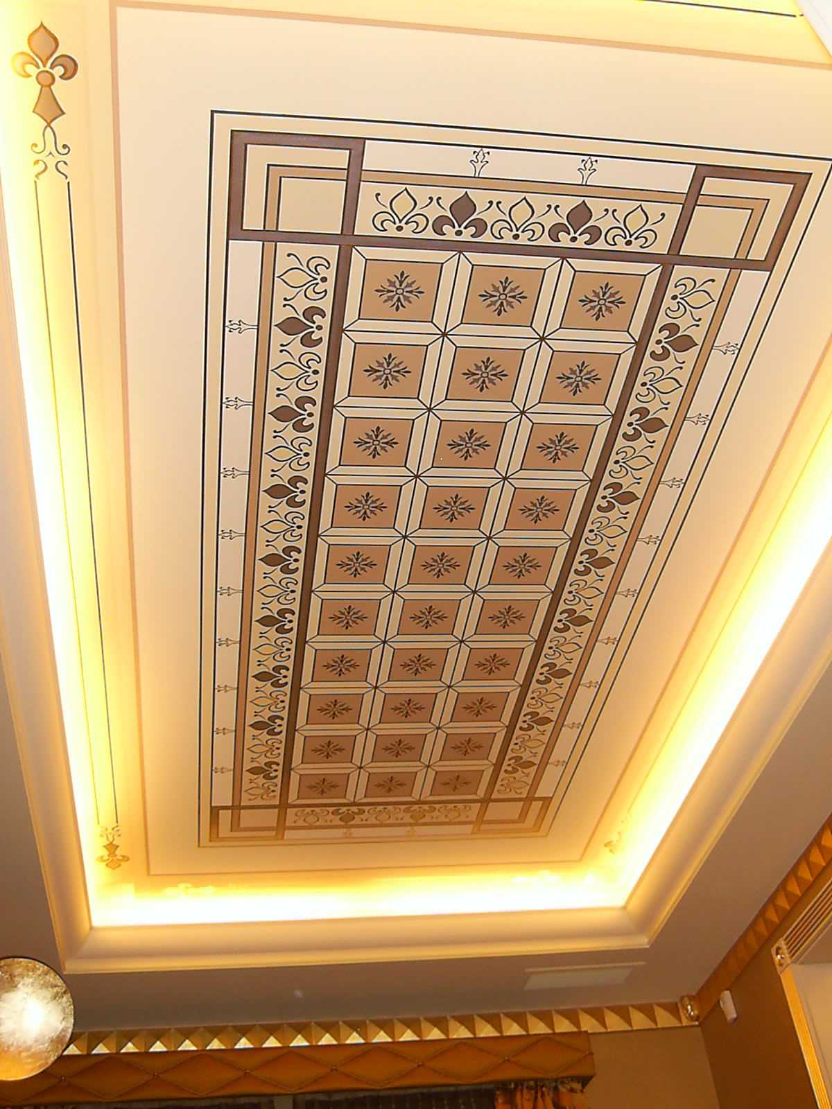 klassieke plafonddecoratie met een patroon