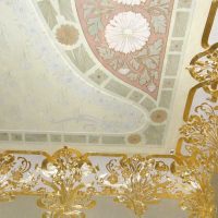 класическа таванска декорация с допълнителна светлина за снимки