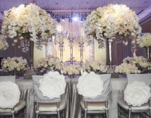 decorazione luminosa della sala delle nozze con foto di fiori