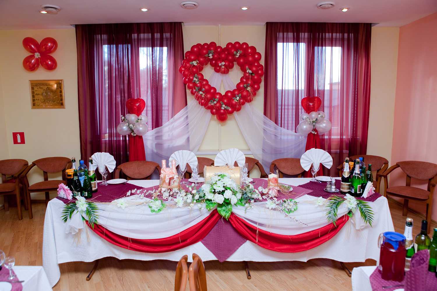 decorazione moderna della sala per matrimoni con fiori