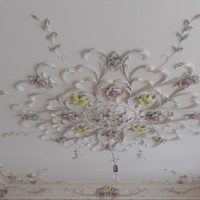 лека декорация на тавана с допълнителна светлинна картина