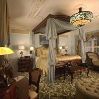 camera da letto in stile insolito in una foto in stile vittoriano