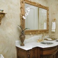 l'idée du pansement décoratif original dans le décor de la salle de bain