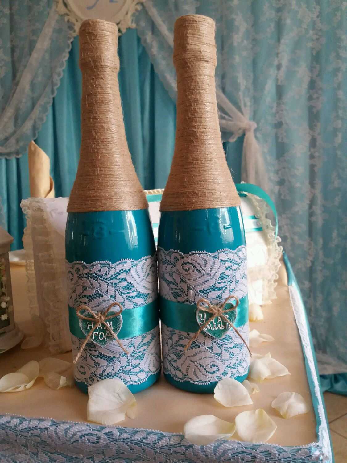 l'idée d'un beau design de bouteilles de champagne avec de la ficelle