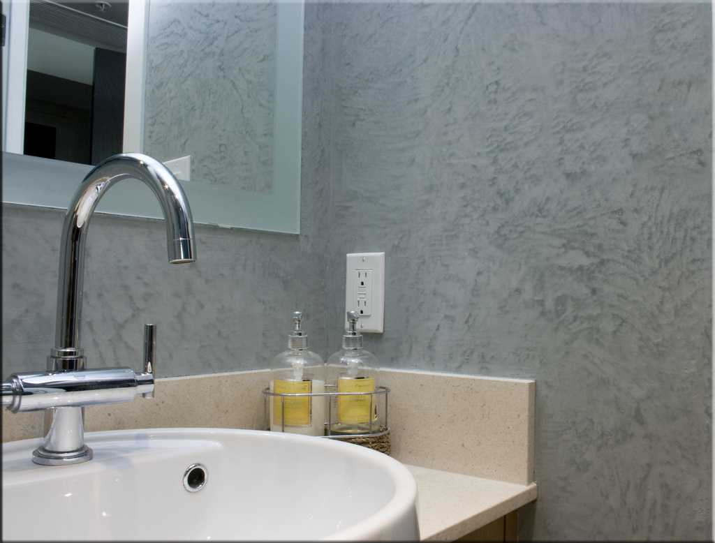 l'idée de plâtre décoratif brillant dans la conception de la salle de bain