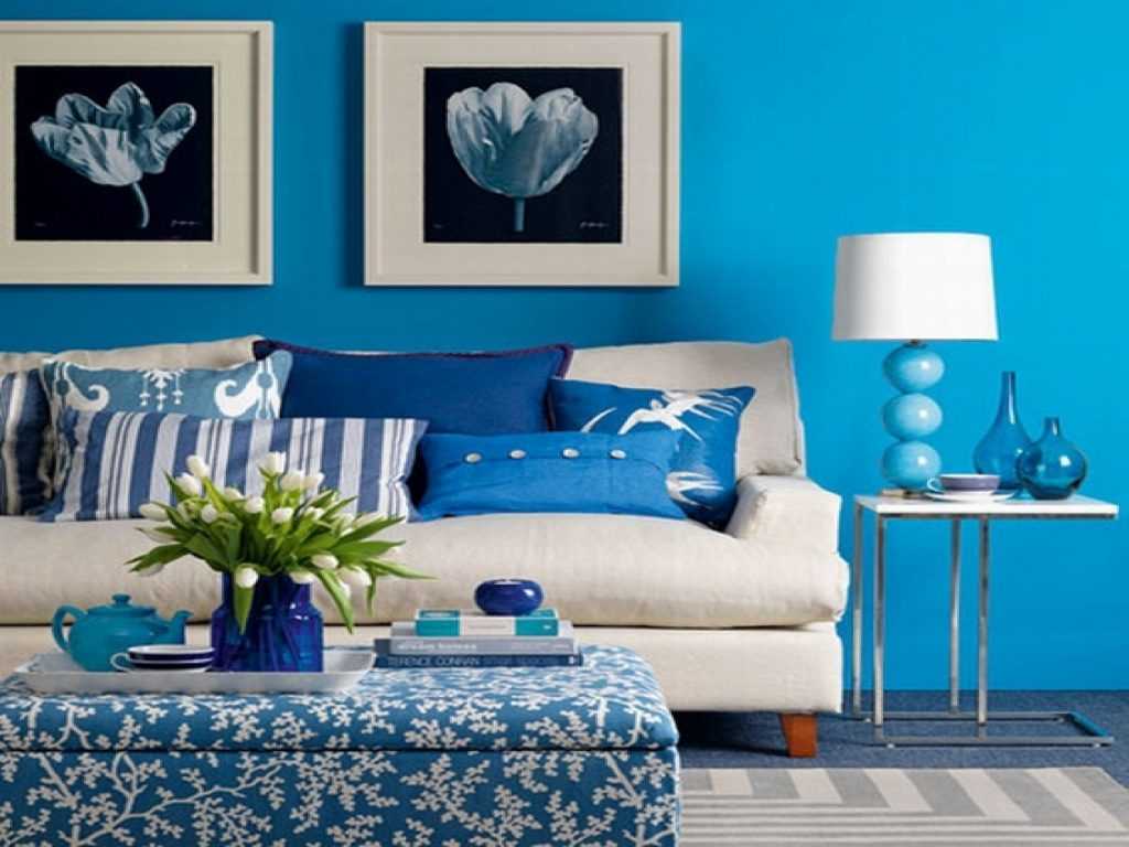 arredamento luminoso del soggiorno in blu