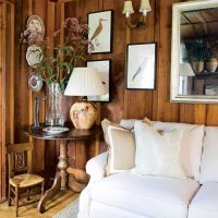 interno originale del soggiorno con foto in legno segato