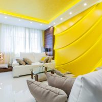 intérieur inhabituel de l'appartement en couleur couleur moutarde