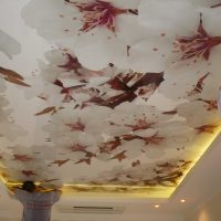 красива таванска декорация с аксесоари снимка