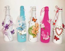 design originale di bottiglie di vetro con foto di nastri decorativi