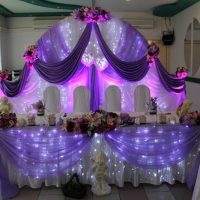 décoration lumineuse de la salle des mariages avec des rubans photo
