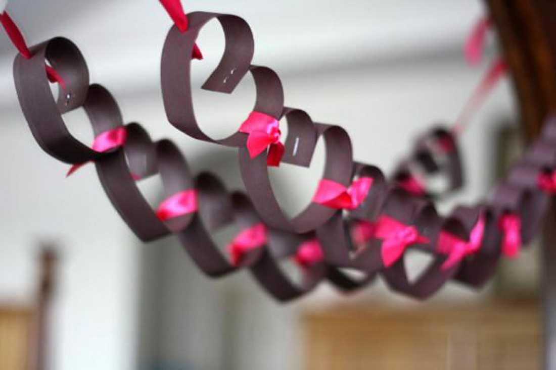 décoration de chambre inhabituelle avec des matériaux improvisés pour la Saint-Valentin