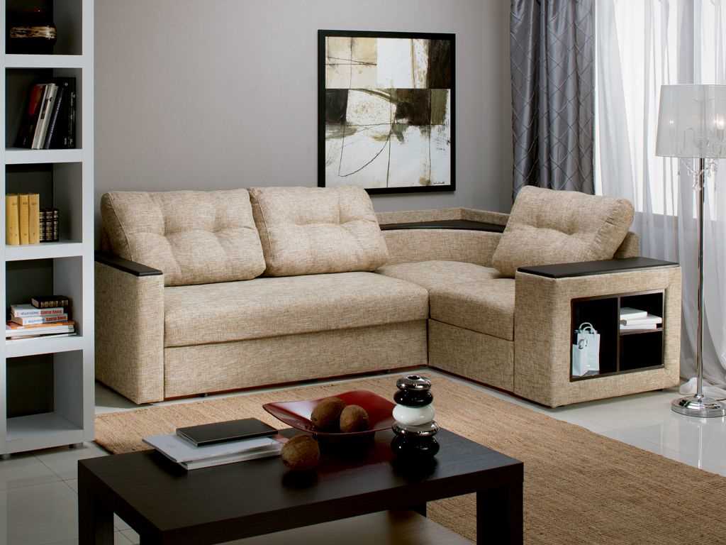 oriģinālā guļamistabas interjera variants ar dīvānu