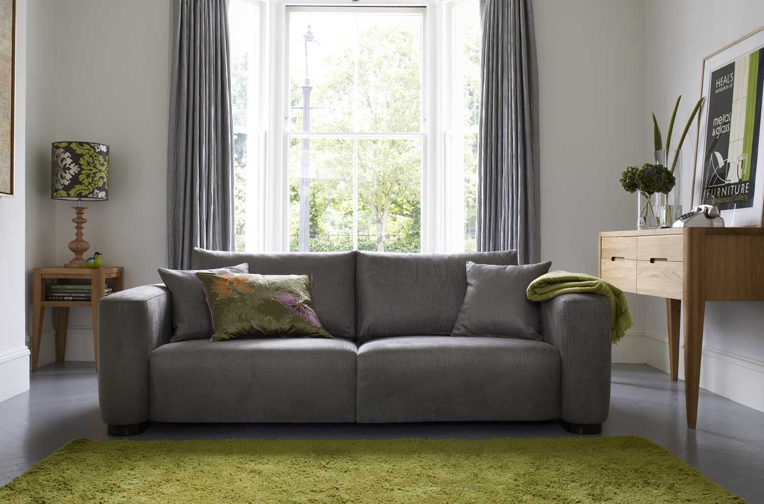 gražaus gyvenamojo kambario interjero su sofa idėja