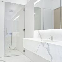 idée d'une belle salle de bain blanche style photo