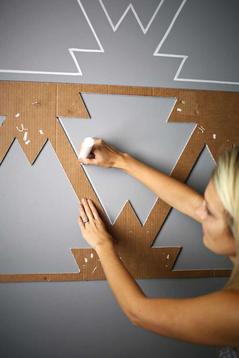 versione del design moderno della stanza con un motivo decorativo sul muro